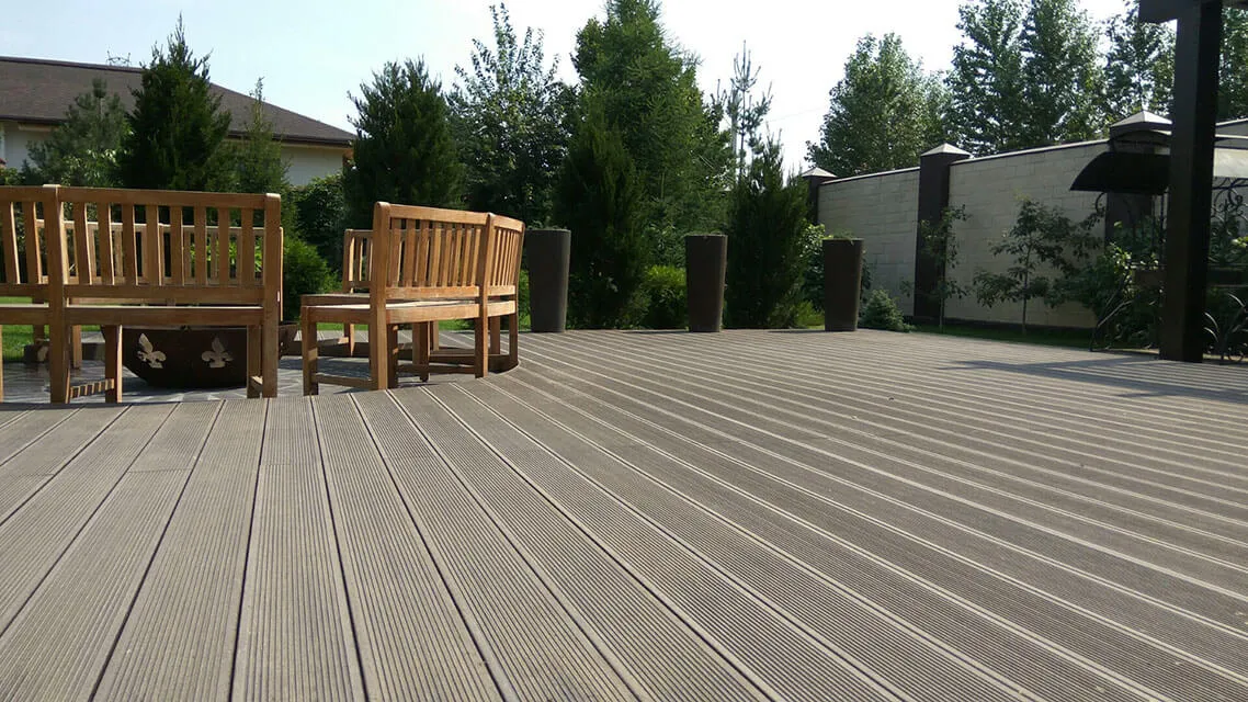 Террасная доска из ДПК или лиственницы. Сравниваем плюсы и минусы.