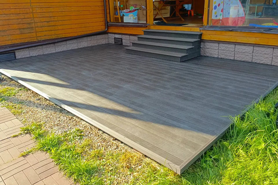 Полное руководство по укладке террасной доски на грунт: от выбора материала до финишной отделки